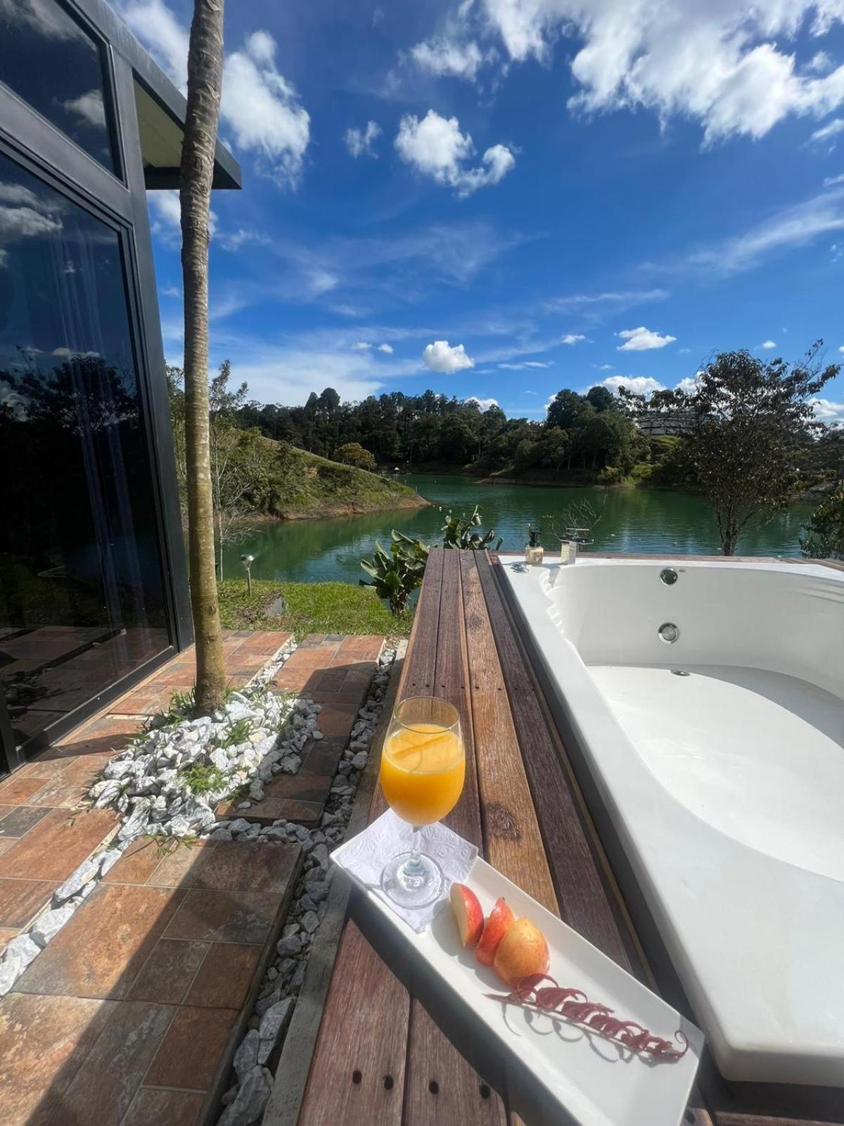 Guatapé Sin Prisa "Not Rush" Cabana Preciosa! Con Jacuzzi, Vista Y Acceso Directo Al Embalse, Vista A La Piedra , Deporte Acuatico Paddle Board And Breakfast Incluidos ! Imperdible מראה חיצוני תמונה
